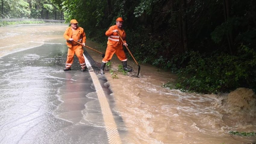 Caraş-Severin: Nu mai sunt drumuri cu circulaţia întreruptă din cauza vremii nefavorabile Caraş-Severin: Nu mai sunt drumuri cu circulaţia întreruptă din cauza vremii nefavorabile