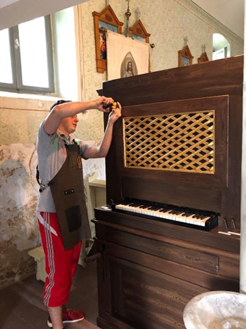 [EXCLUSIV][AUDIO-FOTO] Tânărul reşiţean care readuce la viaţă instrumentele cu sunet dumnezeiesc la primul său proiect de restaurare integrală: Orga veche de 164 de ani din biserica romano-catolică din Gărâna răsună din nou!