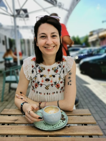 [FOTO] Cu scriitorul şi artistul plastic Leila Sandra, de la ora 22:15, la Boema, pe un itinerar cultural Reşiţa-Roma!