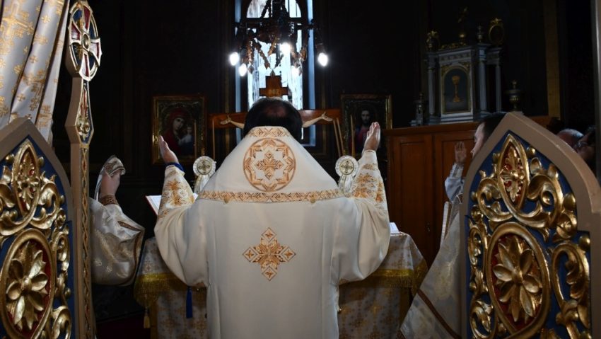 Episcopul Caransebeşului aflat între enoriaşi de sărbătoarea Sfintei Parascheva Episcopul Caransebeşului aflat între enoriaşi de sărbătoarea Sfintei Parascheva