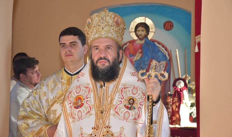 Prea Sfinţia Sa Lucian, Episcopul Caransebeşului, în mijlocul enoriaşilor din Potoc Prea Sfinţia Sa Lucian, Episcopul Caransebeşului, în mijlocul enoriaşilor din Potoc