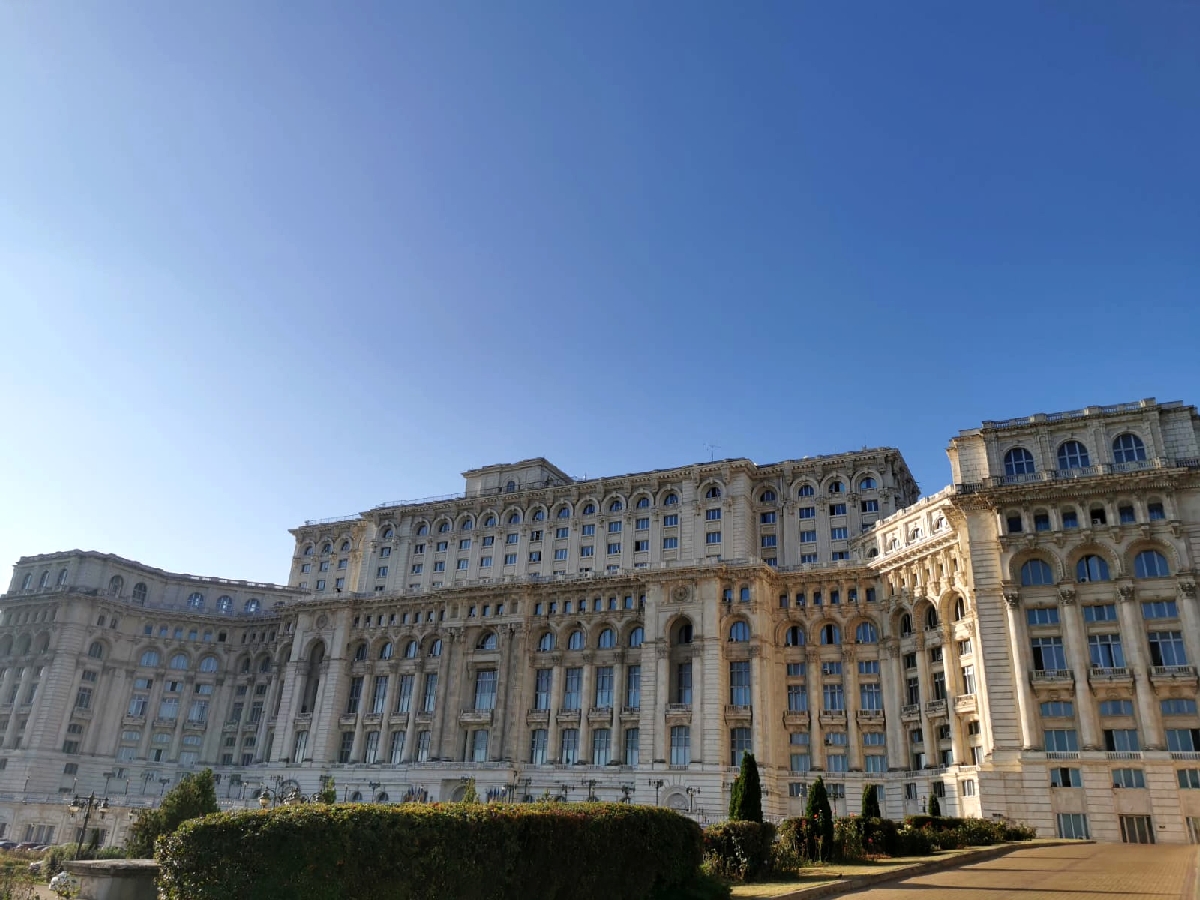 România marchează Ora Pământului 2026: Iluminatul Palatului Parlamentului va fi oprit sâmbătă seară