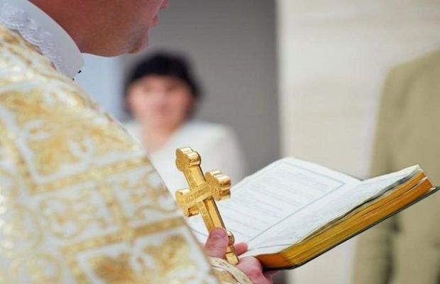 [AUDIO] Reguli stricte la binecuvântarea caselor: Va fi evitată atingerea obiectelor liturgice de către mai multe persoane!