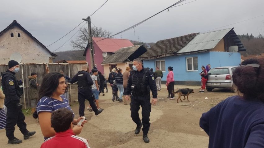Scandal în cartierul reşiţean Câlnic. A fost nevoie de intervenţia jandarmilor Scandal în cartierul reşiţean Câlnic. A fost nevoie de intervenţia jandarmilor