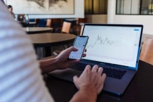 [AUDIO] Fermierii care NU se descurcă cu transmiterea online a datelor către APIA vor fi ajutaţi de angajaţii primăriilor