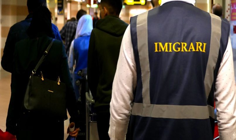 Poliţiştii de imigrări arădeni au îndepărtat sub escortă patru cetăţeni străini Poliţiştii de imigrări arădeni au îndepărtat sub escortă patru cetăţeni străini