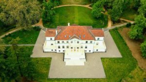 Parcul Regal Săvârșin se închide temporar în luna august 2025 pentru lucrări de reparații. Satul Regal rămâne deschis pentru vizitatori