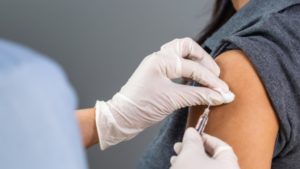 Vaccinarea gratuită anti-HPV, extinsă de Ministerul Sănătăţii până la 26 de ani: ce trebuie să știe tinerii