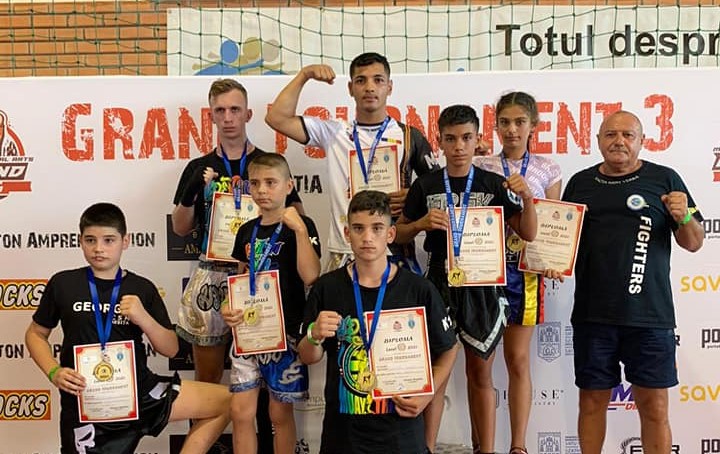 [FOTO-AUDIO] Kickboxerii reşiţeni, de şapte ori pe podium la “Grand Tournament 3” Satu Mare