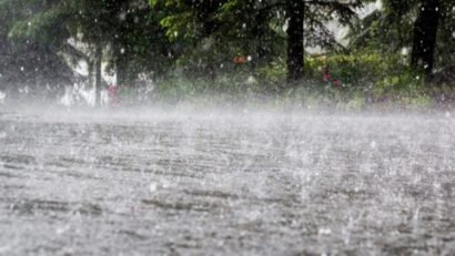 Cod galben de furtuni şi averse în zone din 29 judeţe, până duminică la ora 3:00