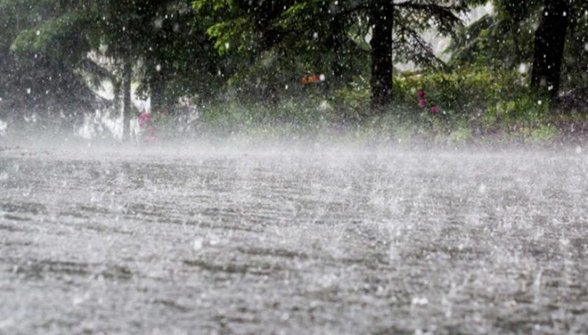 Cod galben de furtuni şi averse în zone din 29 judeţe, până duminică la ora 3:00