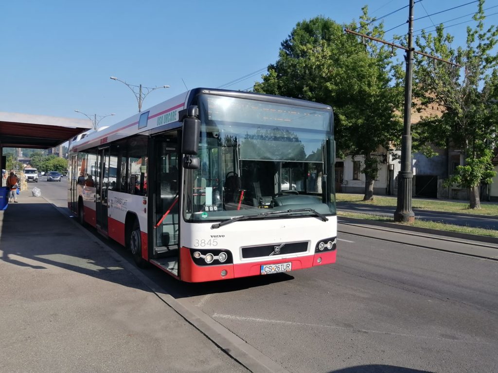 Schimbă PET-UL cu biletul! Locuitorii din Reşiţa şi Caransebeş pot călători gratuit cu autobuzul - Vimarsana News