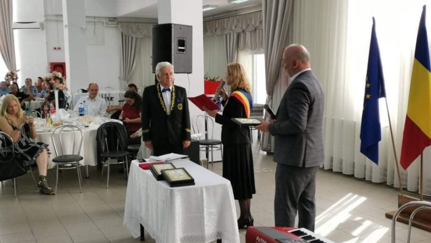 Teregova şi-a răsplătit fiii. Fostul președinte al Senatului României și rector al Universității „Eftimie Murgu” din Reșița, prof. dr. ing. Ioan Vela, cetăţean de onoare al comunei cărăşene Teregova şi-a răsplătit fiii. Fostul președinte al Senatului României și rector al Universității „Eftimie Murgu” din Reșița, prof. dr. ing. Ioan Vela, cetăţean de onoare al comunei cărăşene