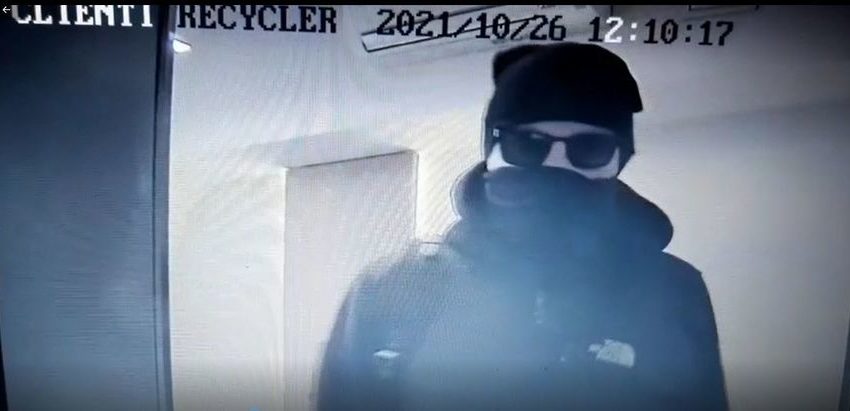 Timișoara: Bărbatul care a luat 6.000 de euro dintr-un bancomat a fost identificat și a returnat întreaga sumă Timișoara: Bărbatul care a luat 6.000 de euro dintr-un bancomat a fost identificat și a returnat întreaga sumă