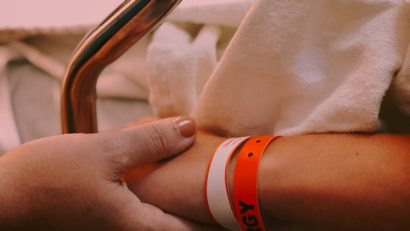 Cei ce au grijă de bolnavii de cancer vor putea cere, anual, un concediu plătit de 45 de zile