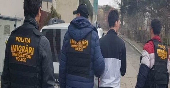 Arad: Şapte străini sunt scoşi din ţară sub escortă, cu interdicţie de revenire cinci ani Arad: Şapte străini sunt scoşi din ţară sub escortă, cu interdicţie de revenire cinci ani
