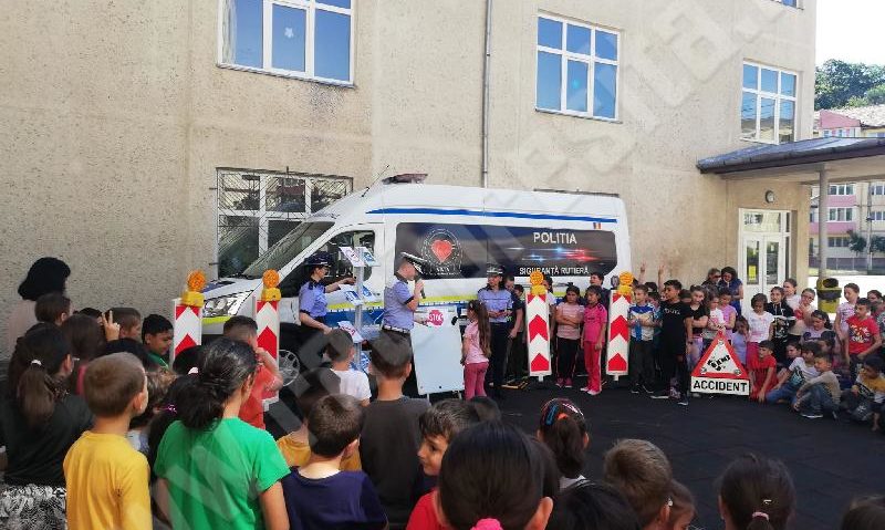 [FOTO-AUDIO] Chiar și în criză de personal, polițiștii cărășeni fac activități de prevenire