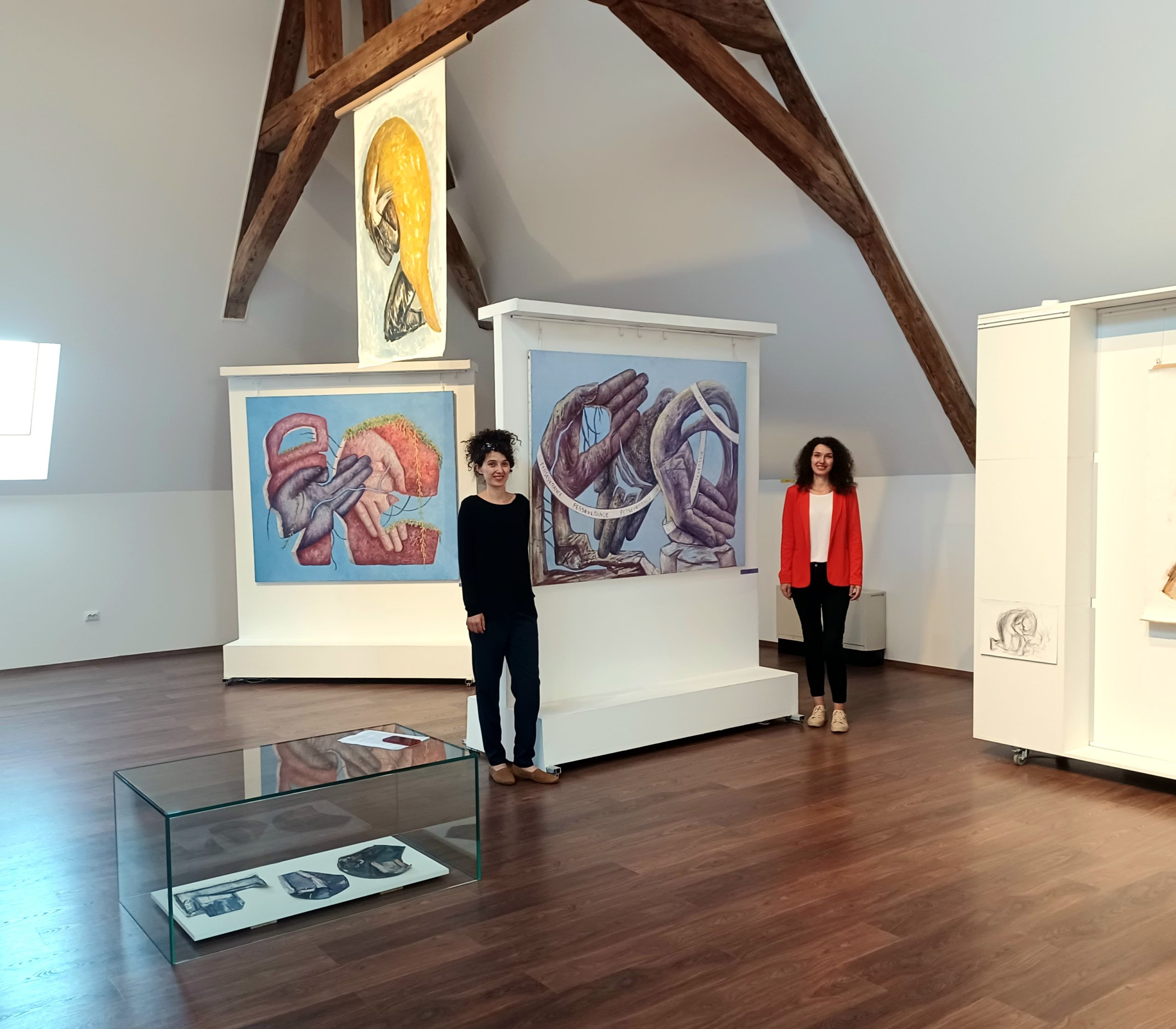 [FOTO] Nora şi Nada Stîngu, artiste plastice originare din Reşiţa pe ...