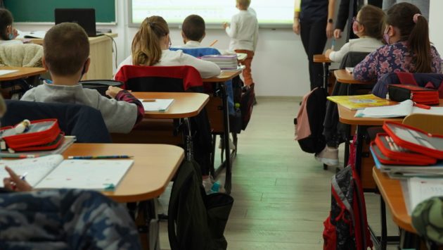 Anul școlar 2026-2027 începe cu probleme: profesori neplătiți, peste 6.300 de necalificați și cadre didactice fără ore