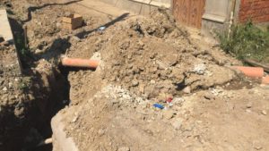 Primarul Bocșei este nemulțumit de stadiul lucrărilor ce se fac la canalizarea orașului