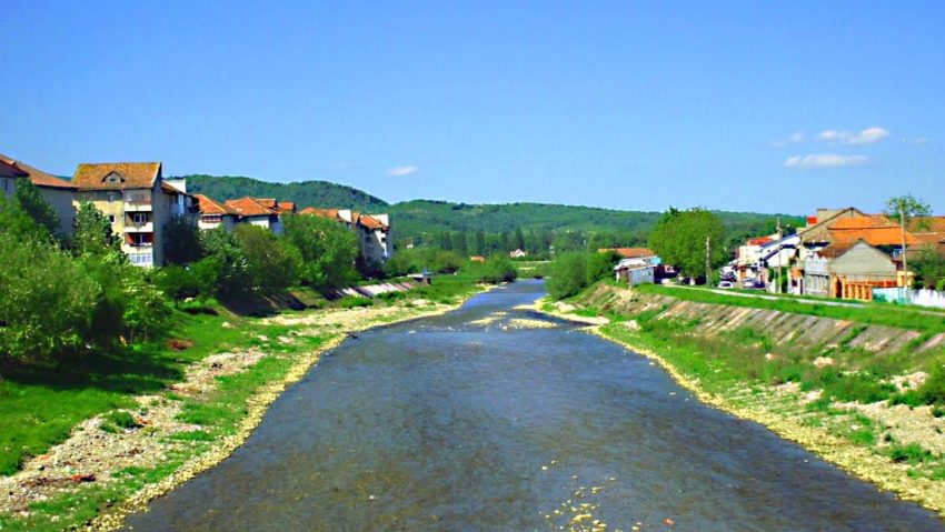 Municipiul Caransebeș va fi alimentat temporar cu apă din râul Sebeș Municipiul Caransebeș va fi alimentat temporar cu apă din râul Sebeș