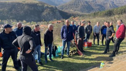 Cimitirul Eroilor din Topleţ a fost curăţat cu sprijinul jandarmilor cărăşeni