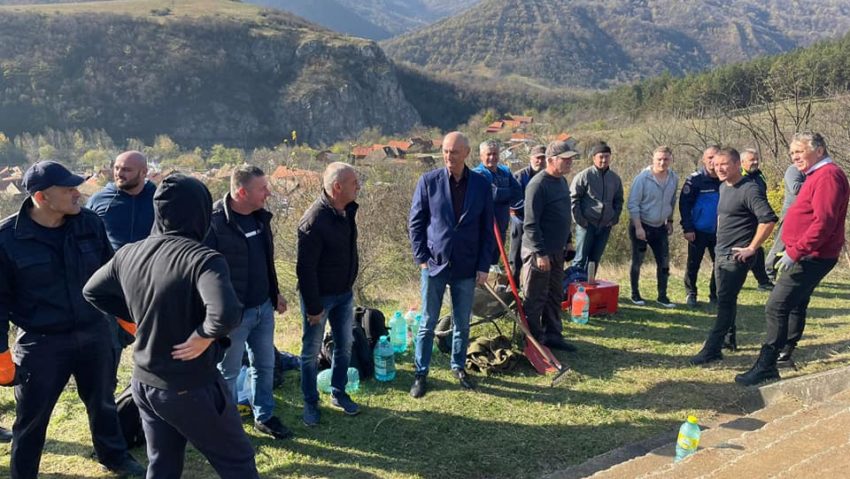 Cimitirul Eroilor din Topleţ a fost curăţat cu sprijinul jandarmilor cărăşeni Cimitirul Eroilor din Topleţ a fost curăţat cu sprijinul jandarmilor cărăşeni