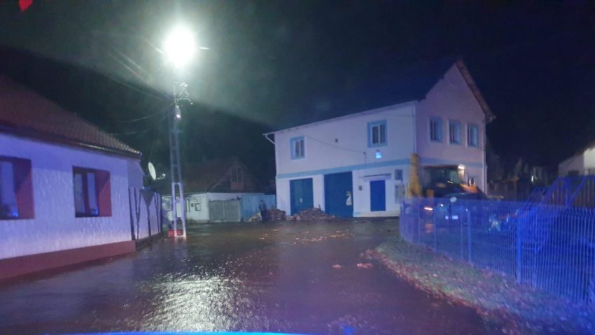 Case şi străzi inundate la Văliug, după o avarie la sistemul hidroenergetic Case şi străzi inundate la Văliug, după o avarie la sistemul hidroenergetic