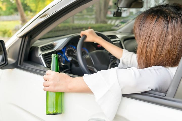 Timiş: O şoferiţă băută la volan, oprită de poliţiştii locali după ce a acroşat un autoturism parcat şi a continuat deplasarea Timiş: O şoferiţă băută la volan, oprită de poliţiştii locali după ce a acroşat un autoturism parcat şi a continuat deplasarea