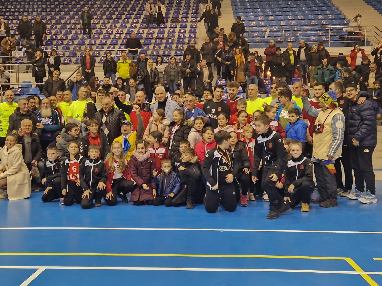 [FOTO-AUDIO] Handbal cu suflet: echipa de aur a Reşiţei a făcut iar ...