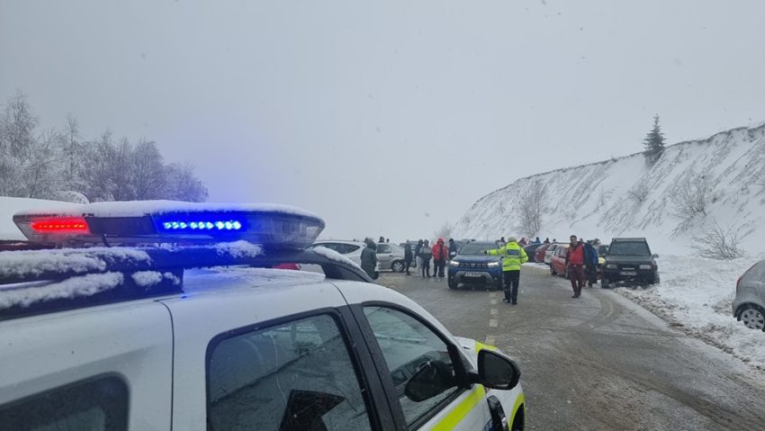 Gorj: Maşinile fără lanţuri de iarnă au interdicţie să urce în staţiunea Rânca, pe DN 67C Gorj: Maşinile fără lanţuri de iarnă au interdicţie să urce în staţiunea Rânca, pe DN 67C