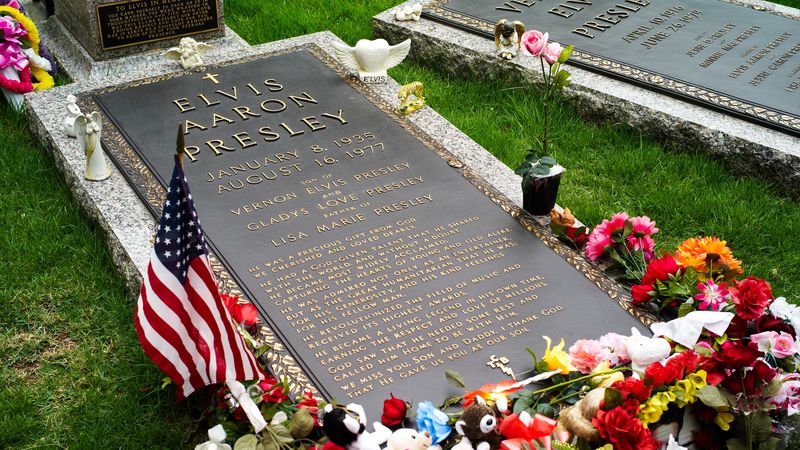 Procesiune funerară la Graceland la înmormântarea fiicei lui Elvis Presley, Lisa Marie Presley Procesiune funerară la Graceland la înmormântarea fiicei lui Elvis Presley, Lisa Marie Presley