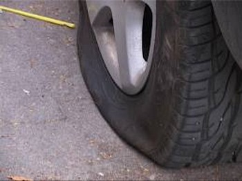 Arad: Trei bărbaţi au fost reţinuţi după ce ar fi aruncat cuie pe şosea şi au distrus anvelopele maşinilor Arad: Trei bărbaţi au fost reţinuţi după ce ar fi aruncat cuie pe şosea şi au distrus anvelopele maşinilor