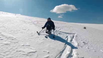 Trei persoane cu dizabilităţi, duse la schi cu elicopterul, pe Muntele Mic