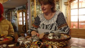 Tradiția încondeierii ouălor de Paște – simboluri, semnificații și artă populară. O călătorie în inima Bucovinei, acasă la Letiția Orșivschi Heiser