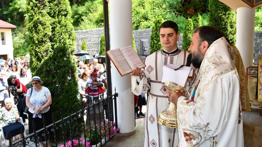 Hram la Piatra Scrisă în Duminica Tuturor Sfinţilor Hram la Piatra Scrisă în Duminica Tuturor Sfinţilor