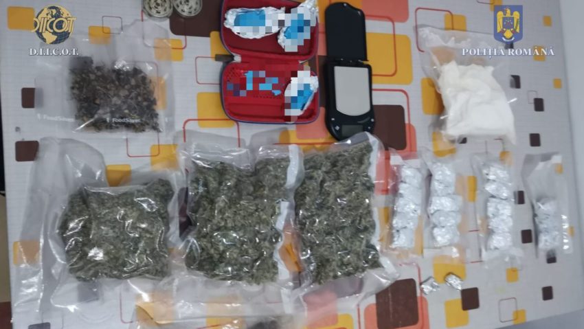 Percheziții la o persoană bănuită de trafic de droguri Percheziții la o persoană bănuită de trafic de droguri