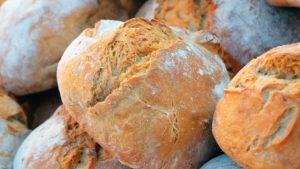 „Miros de pâine caldă. Pâinea în Dacia” – o expoziție inedită despre alimentul sacru al dacilor, găzduită la Reșița