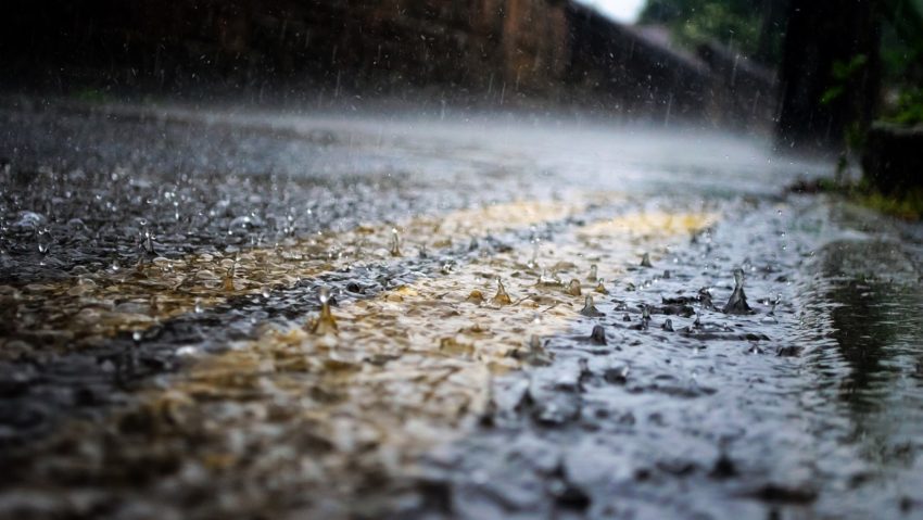 Cod portocaliu de averse torenţiale în 10 judeţe, pe parcursul zilei de sâmbătă Cod portocaliu de averse torenţiale în 10 judeţe, pe parcursul zilei de sâmbătă