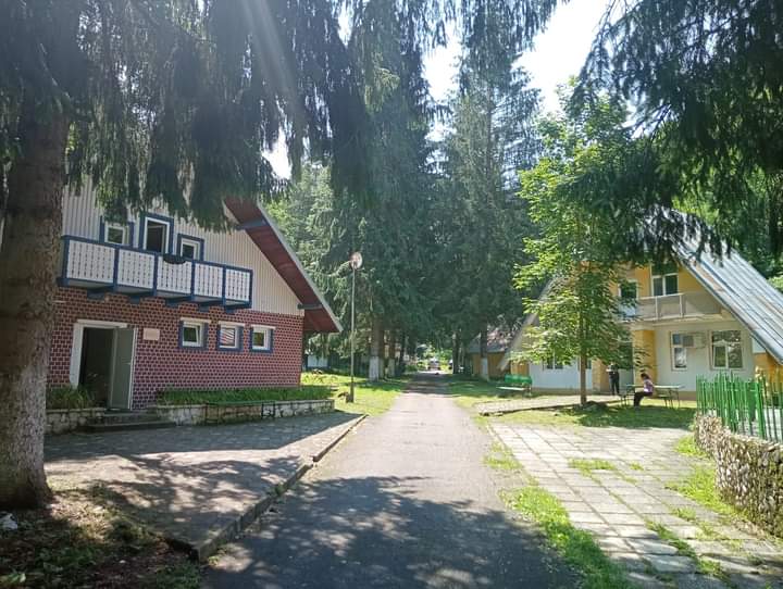 Regiunea Vest investește în tabere școlare moderne și sustenabile. Caraș-Severin are șansa să revitalizeze tabăra de la Râul Alb