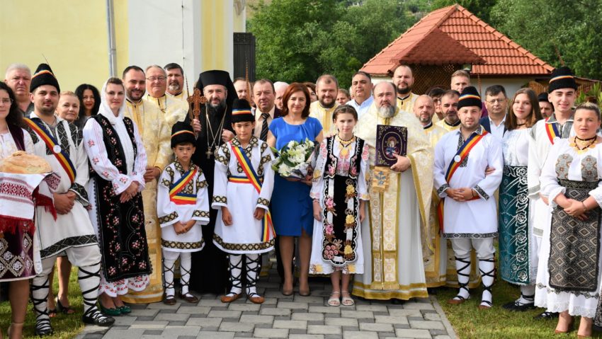 Preasfințitul Părinte Lucian – Episcopul Caransebeșului în biserica din Câlnic Preasfințitul Părinte Lucian – Episcopul Caransebeșului în biserica din Câlnic