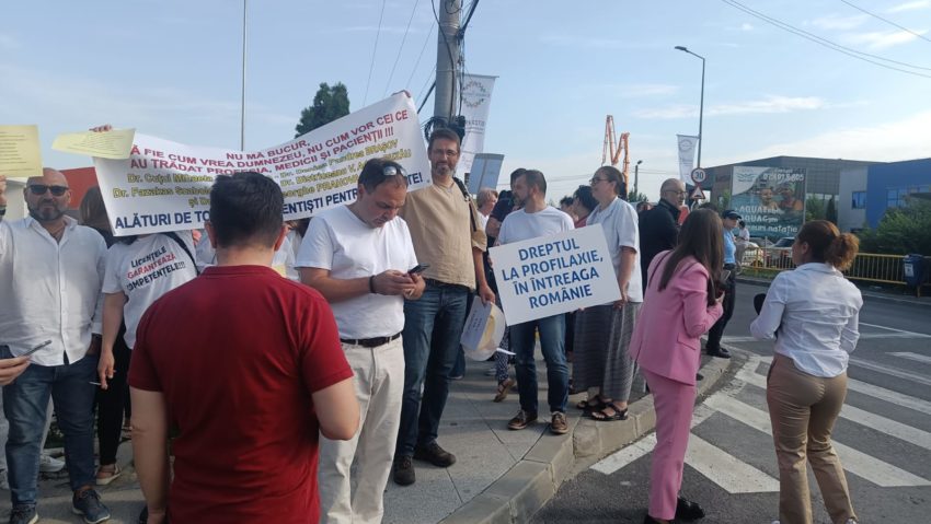 Sute de medici dentişti protestează în faţa Complexului Sportiv de Nataţie Otopeni Sute de medici dentişti protestează în faţa Complexului Sportiv de Nataţie Otopeni