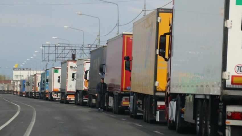 Arad: Două TIR-uri încărcate cu 43 de tone de deşeuri aduse din Italia şi Austria, oprite să intre în România Arad: Două TIR-uri încărcate cu 43 de tone de deşeuri aduse din Italia şi Austria, oprite să intre în România