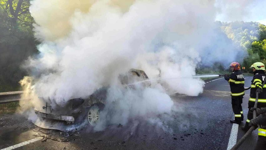 Autoturism în flăcări pe DN6-Teregova Autoturism în flăcări pe DN6-Teregova