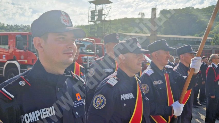 Ziua Pompierilor din România – marcată prin ceremonii în toată ţara. La Reşiţa au avut loc avansări în grad şi s-au deschis porţile pentru vizitatori Ziua Pompierilor din România – marcată prin ceremonii în toată ţara. La Reşiţa au avut loc avansări în grad şi s-au deschis porţile pentru vizitatori