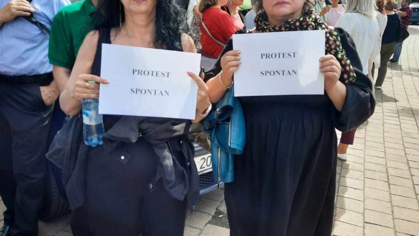 Proteste la Ministerul Finanţelor! Angajaţii ANAF strâng semnături pentru declanşarea grevei generale Proteste la Ministerul Finanţelor! Angajaţii ANAF strâng semnături pentru declanşarea grevei generale