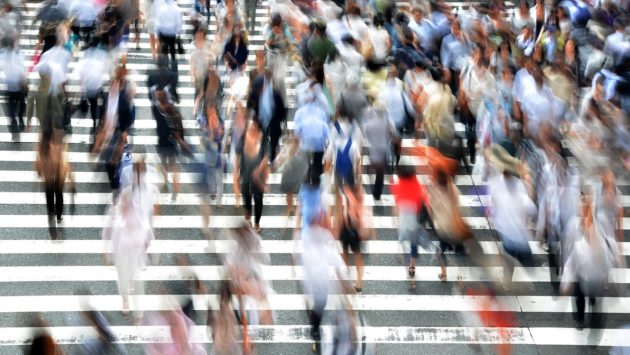 Rolul femeii în familie: 62% dintre români cred că aceasta trebuie să aibă grijă de casă și familie. Ce arată Eurobarometrul