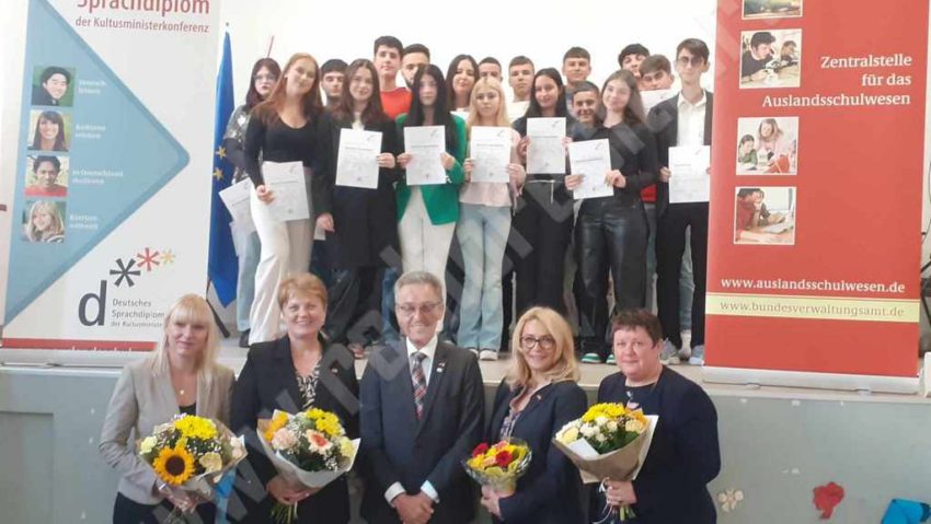 Elevii Colegiului Naţional „Diaconovici-Tietz” din Reşiţa şi-au dobândit atestatele de competenţă lingvistică Elevii Colegiului Naţional „Diaconovici-Tietz” din Reşiţa şi-au dobândit atestatele de competenţă lingvistică