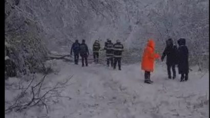 Caraș-Severin: Accesul către Muntele Mic restricționat din cauza zăpezii și a arborilor căzuți