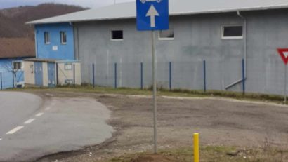 La Reşiţa, un semn de circulaţie amplasat corect, reglementează acum traficul autocamioanelor pe Centura oraşului